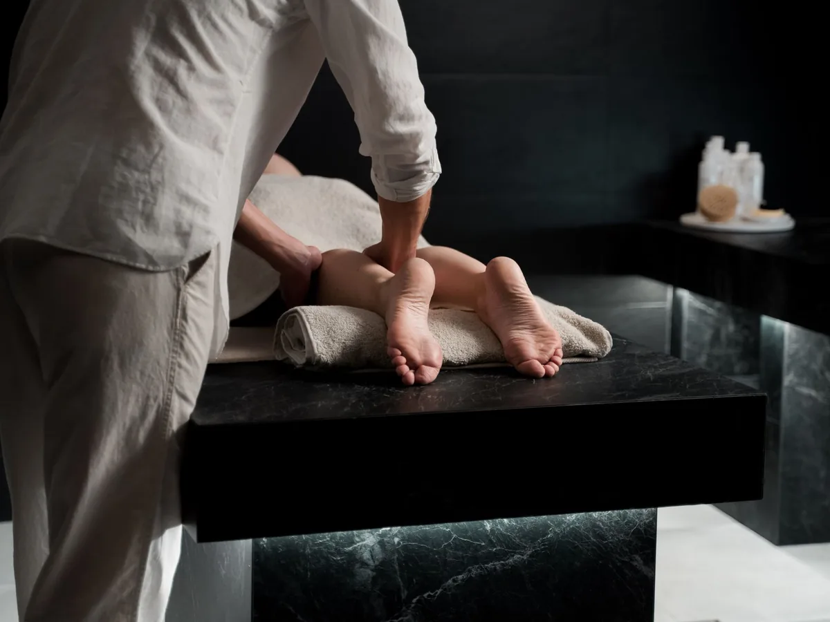 A client receives a massage treatment.